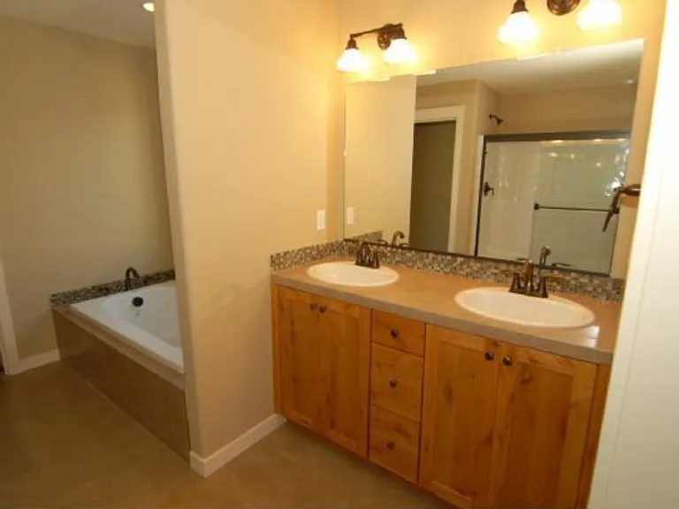 8125 SW 174th Ter — Photo 14