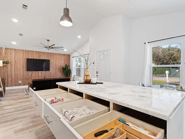 2815 W Lloyd St — Photo 18
