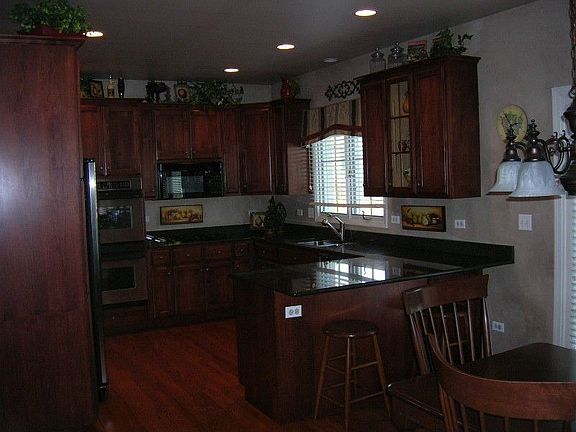 42" cabinets, 9ft ceilings