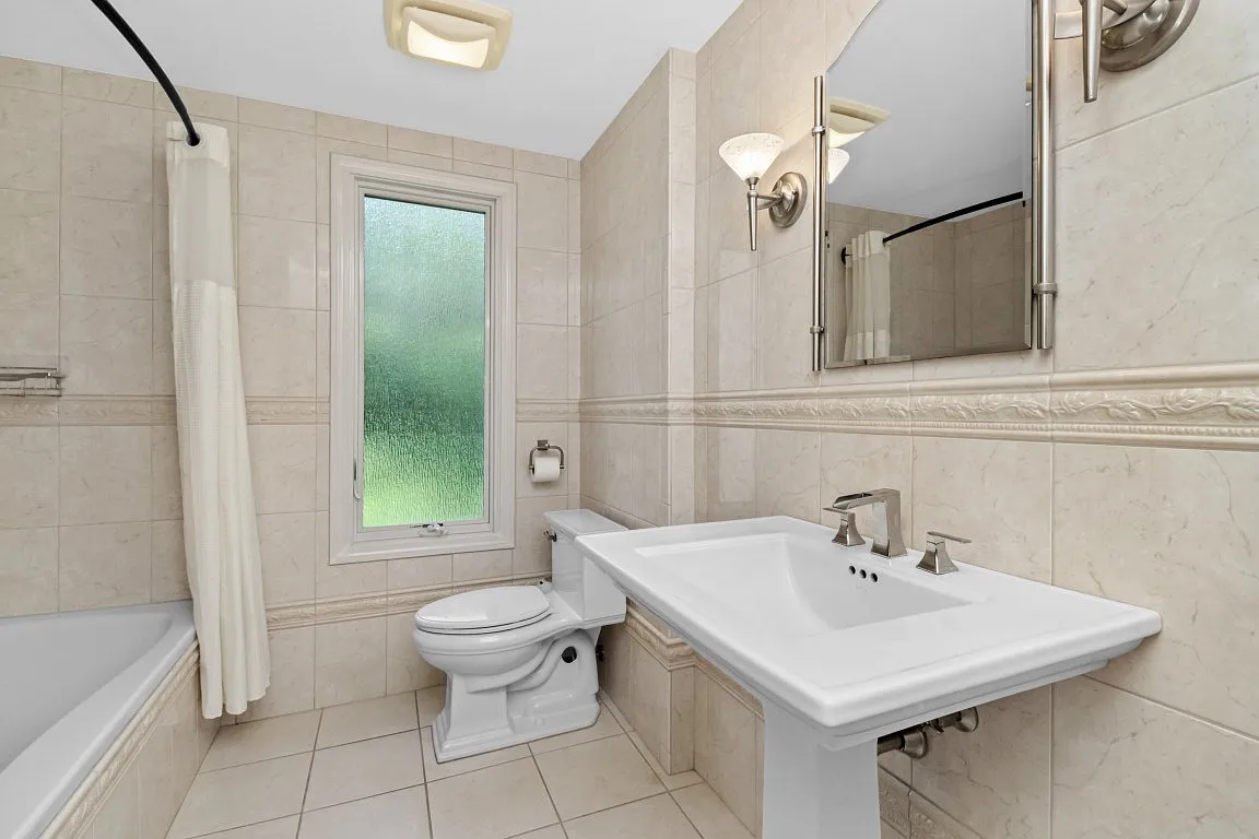 2 bed, 2.0 bath, 2100 sqft, $2,700 — Photo 3