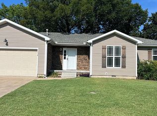 1110 Country Side Dr, Webb City, MO 64870