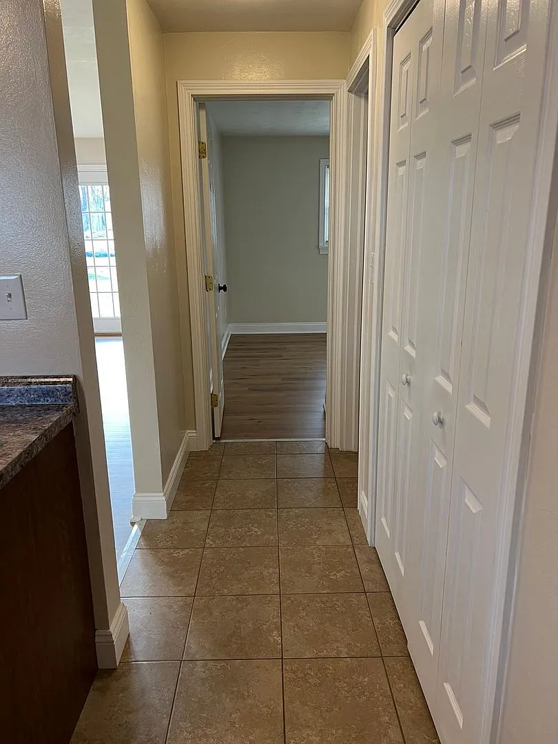 W Satin Street Apartments — Photo 4