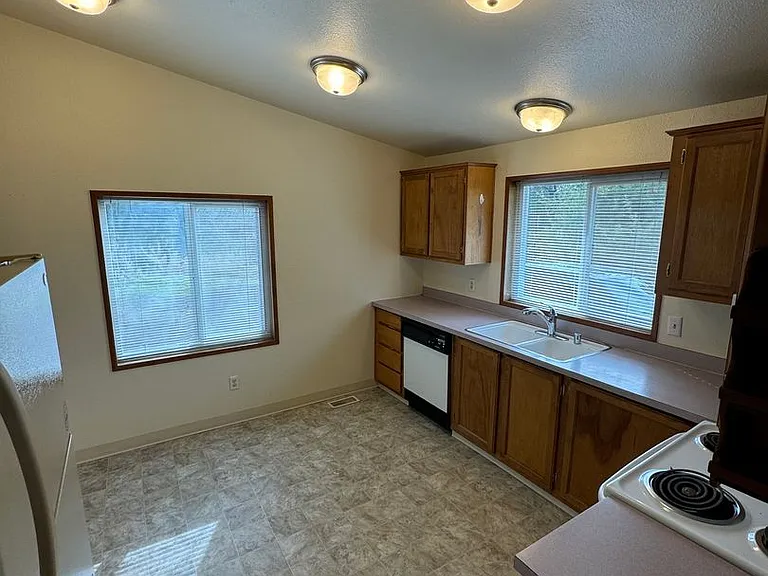 37997 Soap Creek Rd — Photo 3