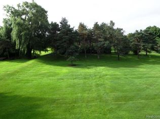2071 Golfcrest Dr, Commerce Township, MI