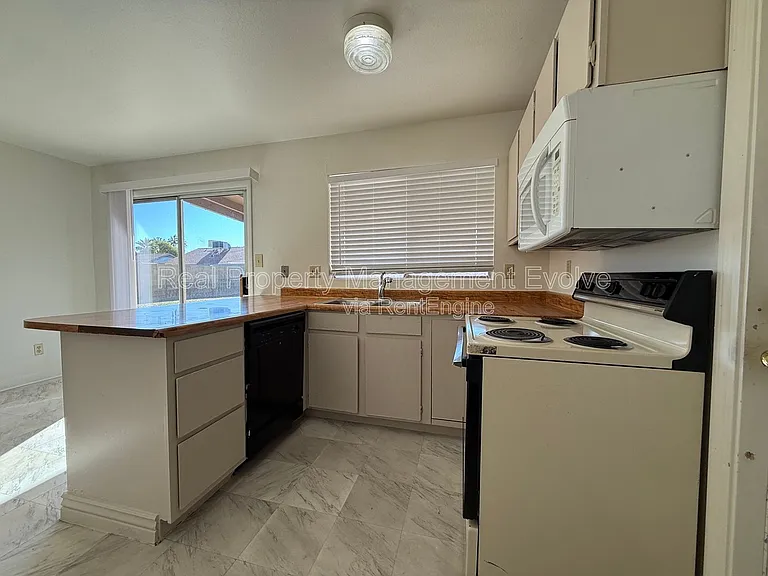 6437 W Sierra St — Photo 10