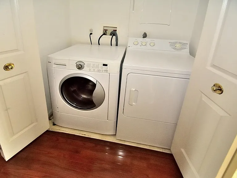 Laundry facilities in bedroom lvl