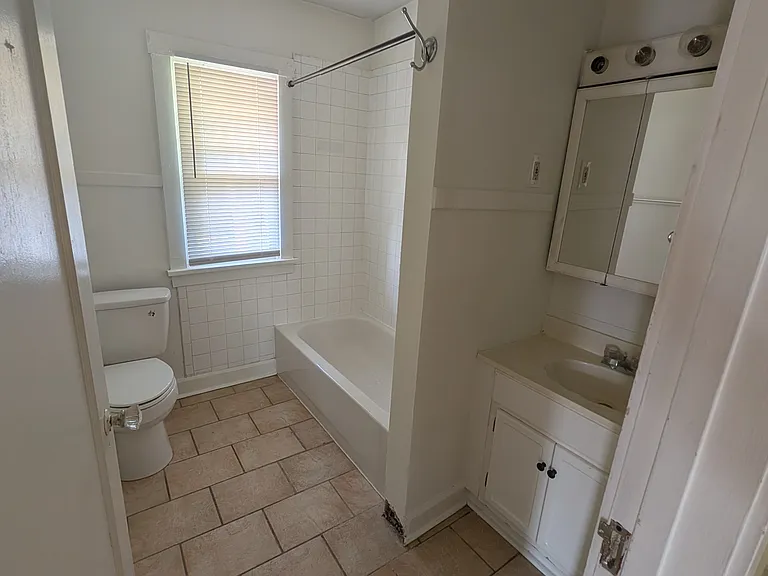 615 E 52nd St — Photo 11