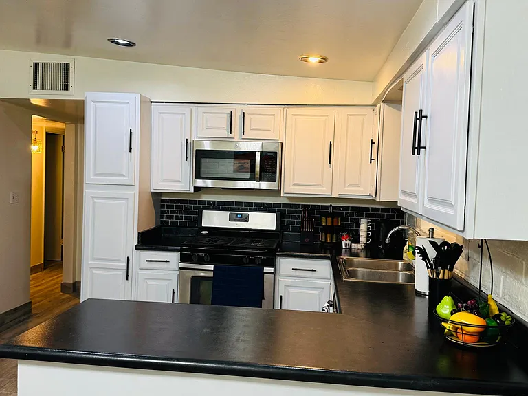 3015 N Wilson Ave — Photo 3