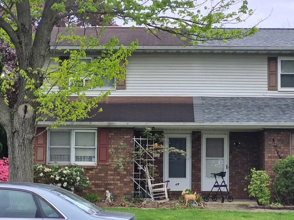 49 Meadowview Dr, Hanover, PA 17331