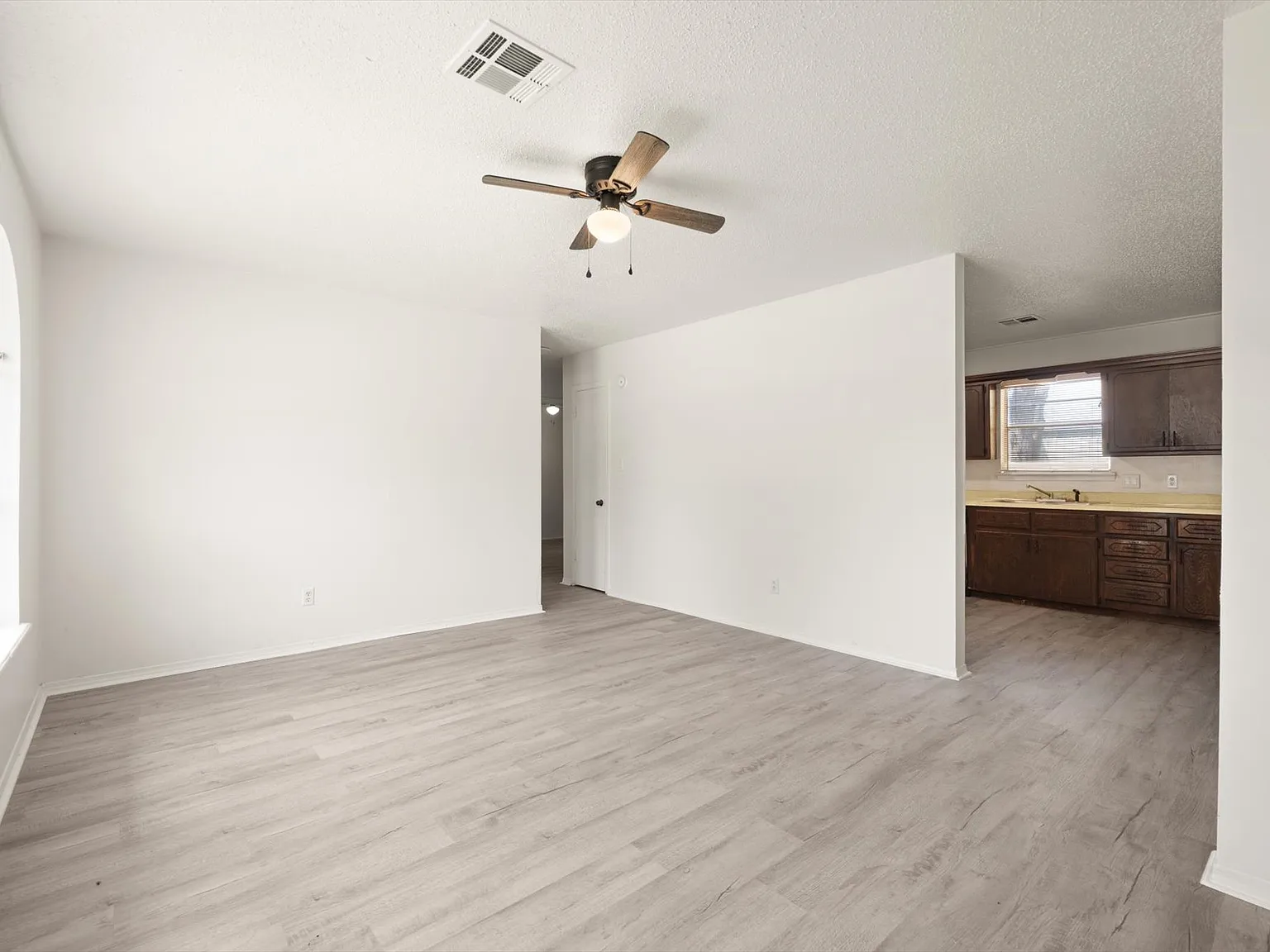 2 bed, 850 sqft, $1,200 — Photo 2