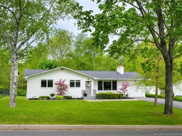 79 Colonial Hts, Fredericton, NB E3B 5M2