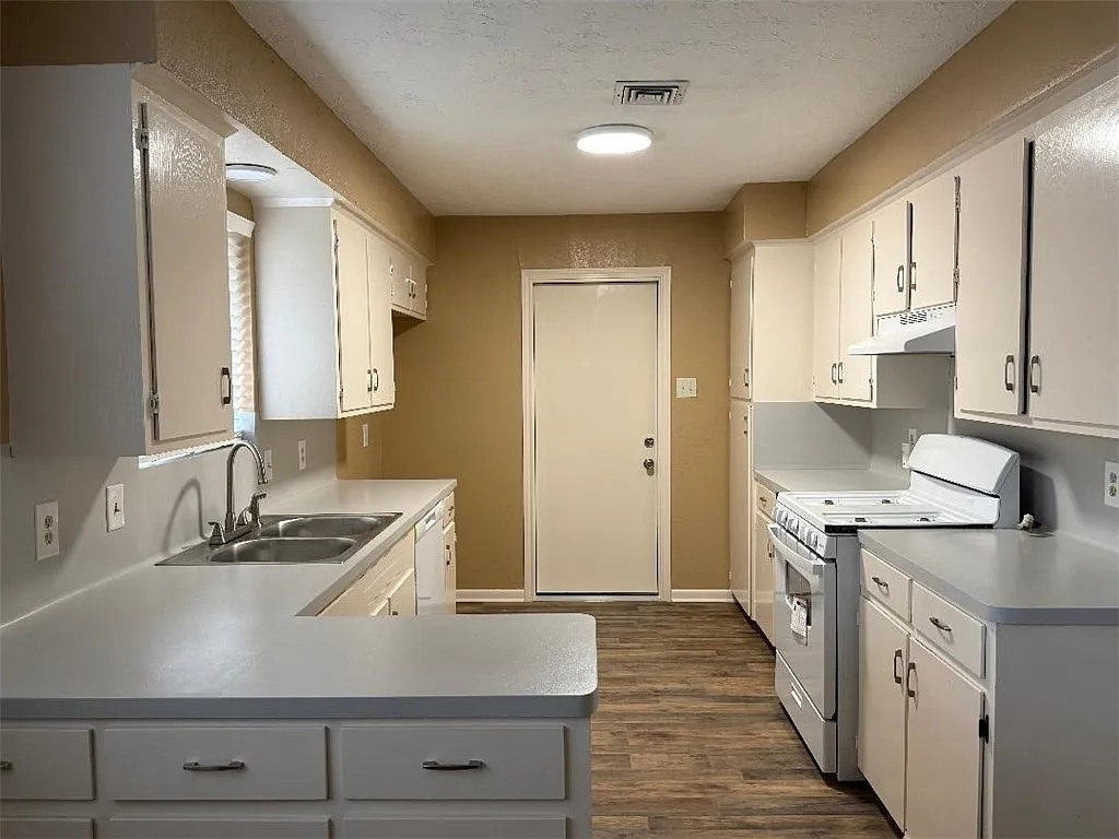 3 bed, 2.0 bath, 1717 sqft, $1,925 — Photo 3