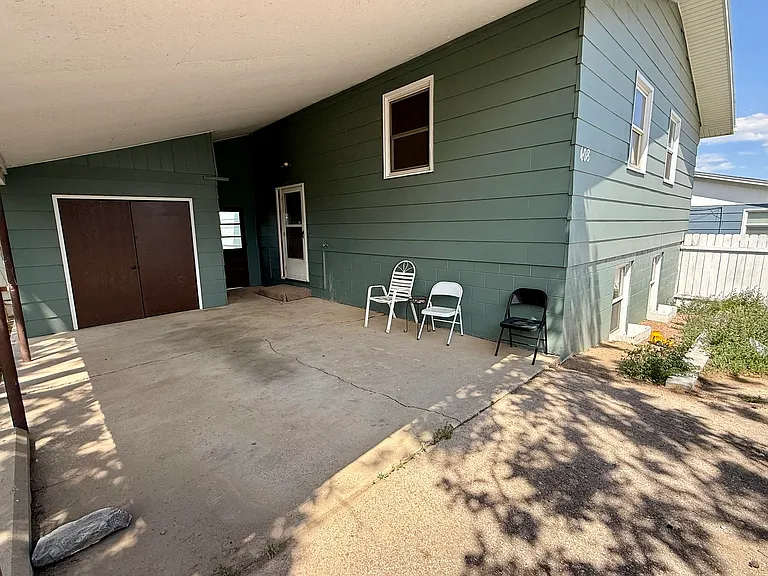 408 Anamosa St — Photo 20