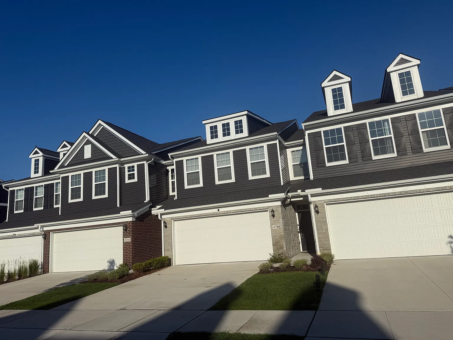 3 bed, 2.5 bath, 2080 sqft, $2,800 — Photo 2
