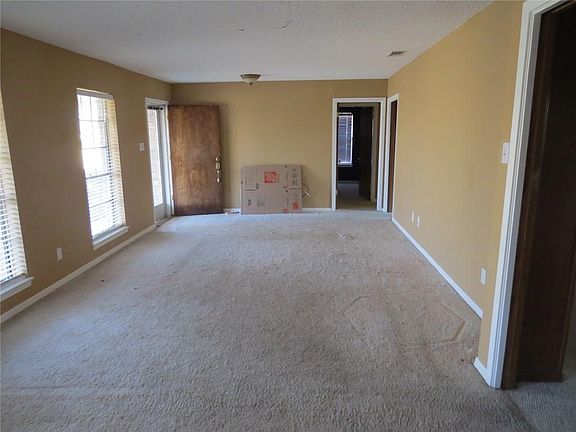 2nd image of 813 Cambridge Pl