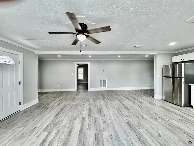 800 Ball St — Photo 11