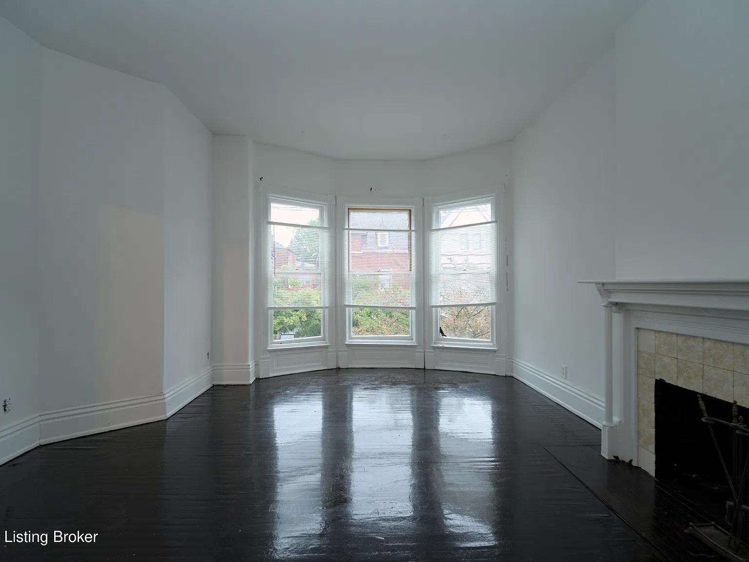 226 W Burnett Ave — Photo 2