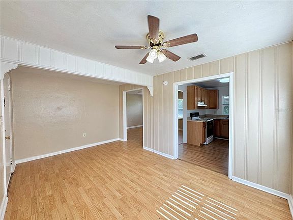 4th image of 921 AVENUE E NE
