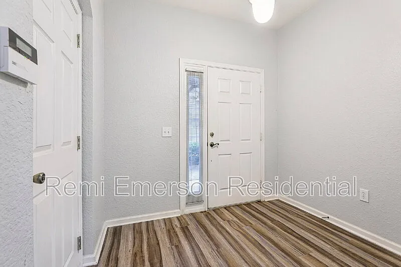 3 bed, 2.0 bath, 1961 sqft, $2,375 — Photo 3