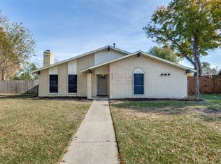 926 Meadowcove Cir, Garland, TX 75043