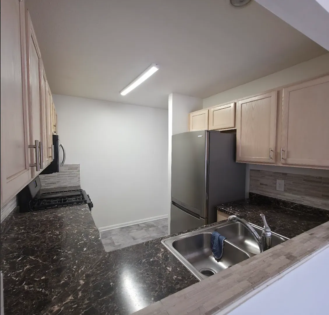 Single Family Home 2 beds 1 Full bath and 1 Half bath Available Now! — Photo 3