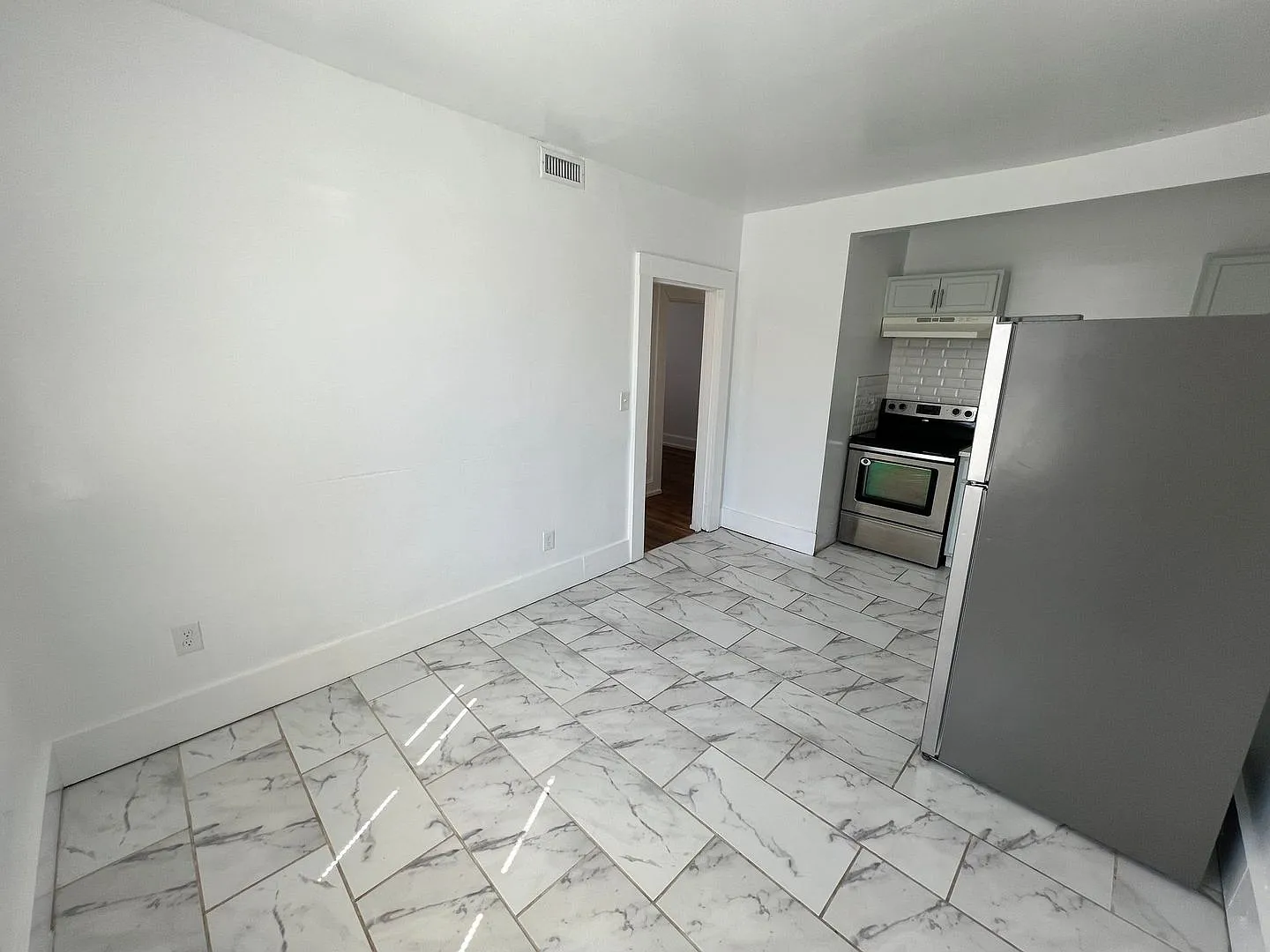 Charming 2-Bedroom Upper Unit with Eat-In Kitchen — Photo 4