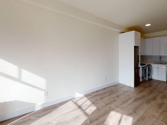 5th image of 810 Eddy St APT 405