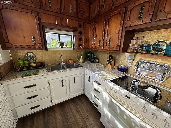 4th image of 884 S 7th St