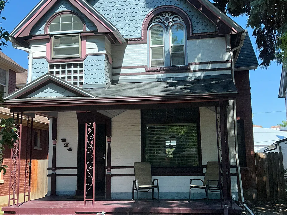 Front of Victorian, this is the upstairs unit.