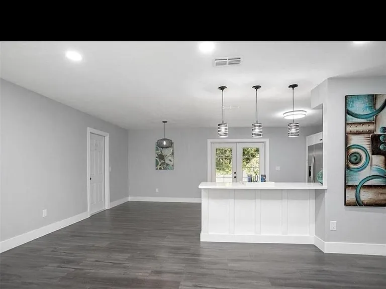 2061 Tanglewood Dr — Photo 3