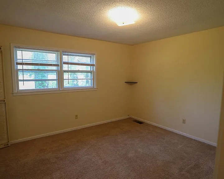 224 Charleston Ave — Photo 15