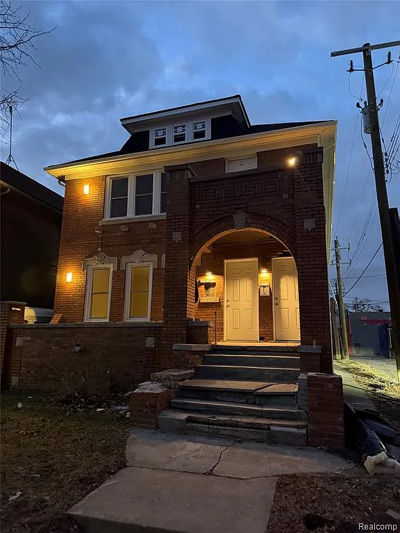 3 bed, 1.0 bath, 3200 sqft, $1,600 — Photo 1