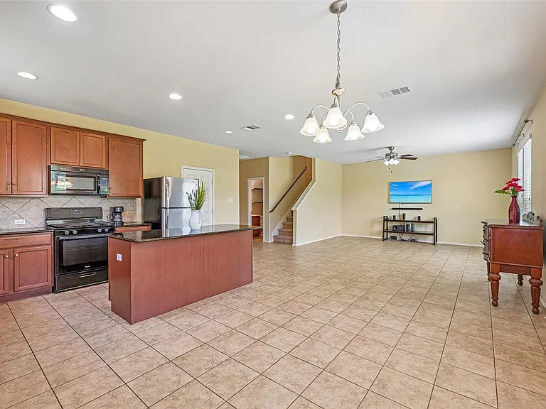 140 Lynn Crest Bnd — Photo 8