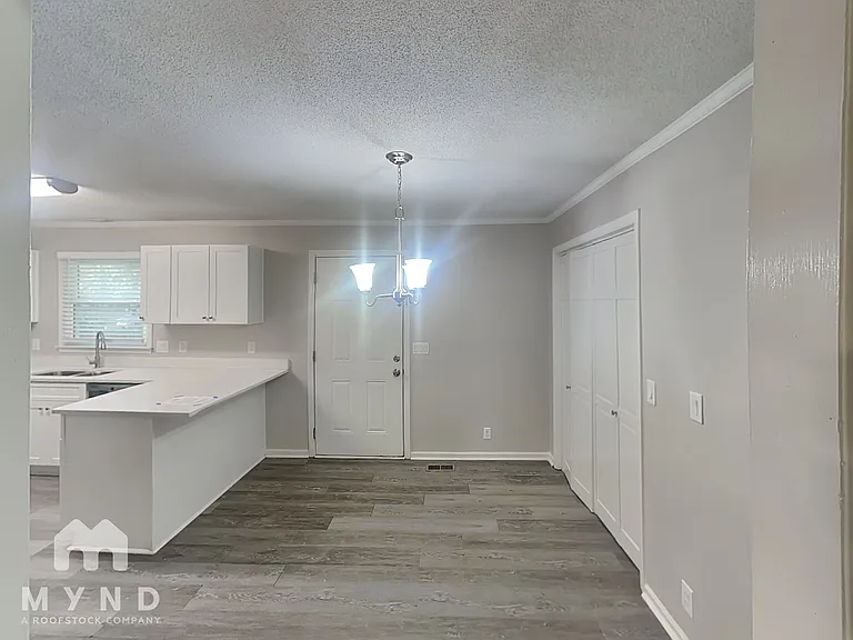 907 Briar Ct — Photo 6
