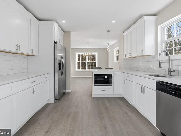 221 Oak Ln — Photo 17