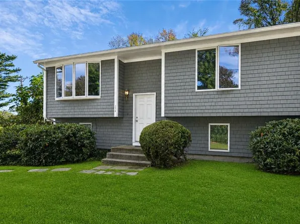 17 Clara Ln, Narragansett, RI 02882