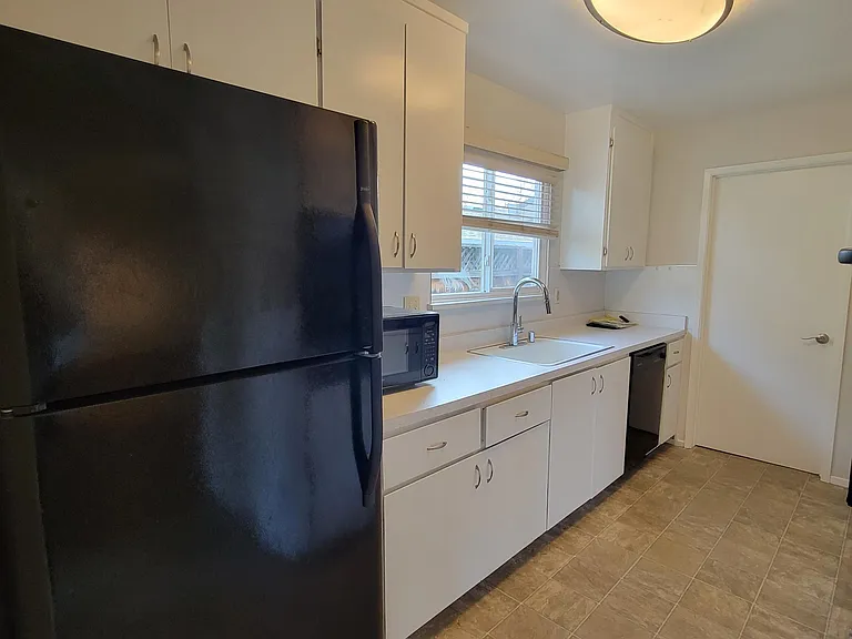 1013 Tulip Dr — Photo 9
