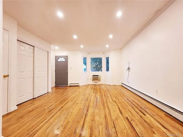 3 bed, 2.0 bath, 1040 sqft, $3,400 — Photo 2