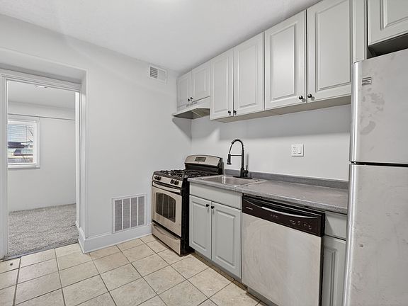 3rd image of 1239 Penn St NE