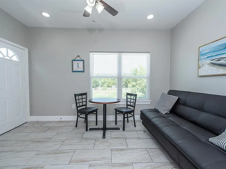 203 6th St #D — Photo 25
