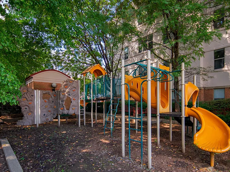 Strathmore Court at White Flint — Photo 11