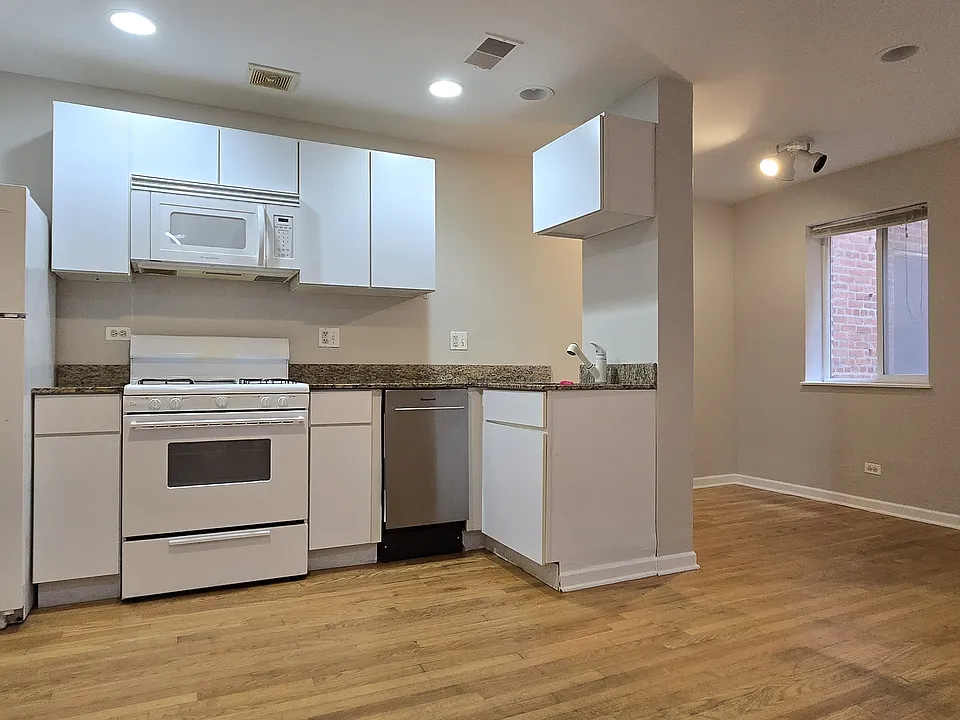 5953 N Kenmore Ave #103