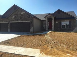 200 Lonepine Dr, Wentzville, MO 63385