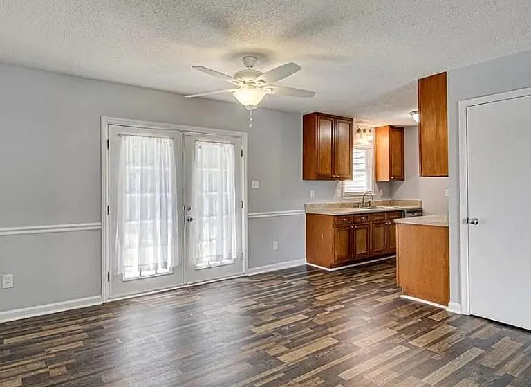 409 W Vandalia Rd — Photo 4