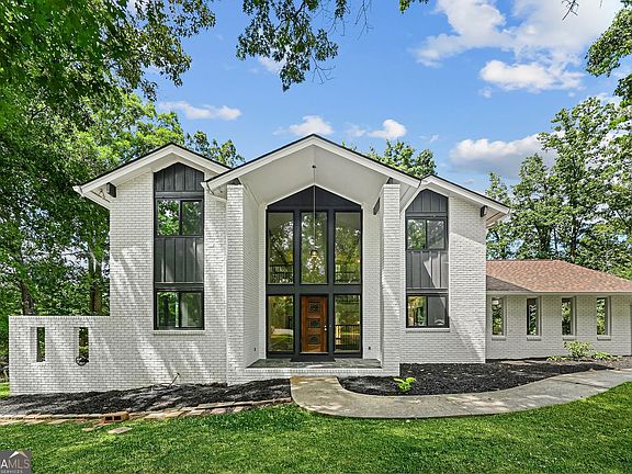 2nd image of 1113 Honeysuckle Dr