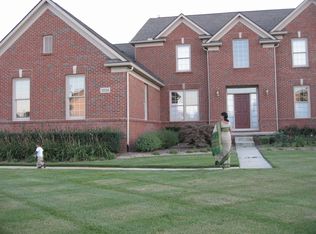 3524 S Creek Dr, Rochester, MI 48306