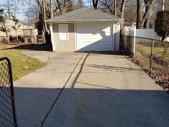 1.5 car garage, large lot