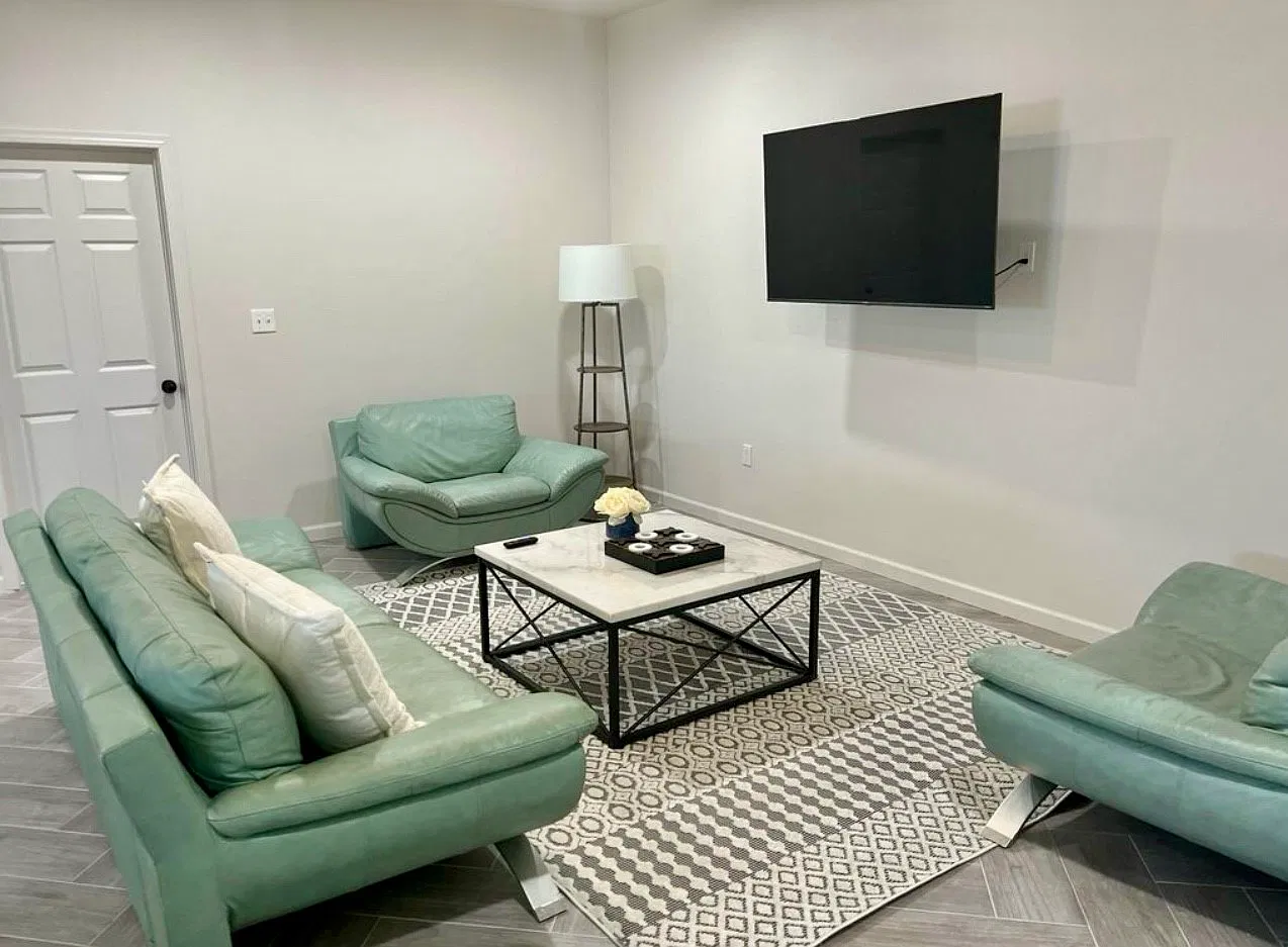 3 bed, 2.0 bath, 1600 sqft, $2,200 — Photo 4