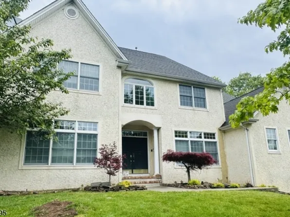 8 Pring Ct, West Orange, NJ 07052