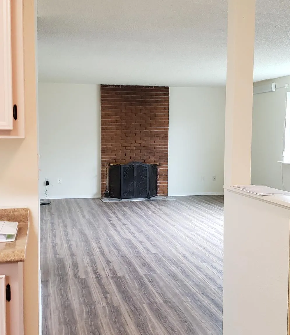 3 bed, 1.5 bath, 1300 sqft, $2,650 — Photo 2